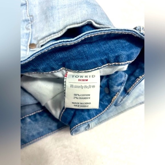 Torrid women’s plus size 22 essential blue jean denim raw hem cozy shorts - Picture 7 of 7